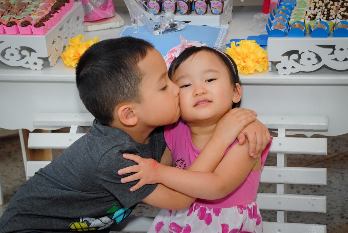 beijinho do irmão no condominio vila mariana aniversario de nicole 3 aninhos tema da festa princesas