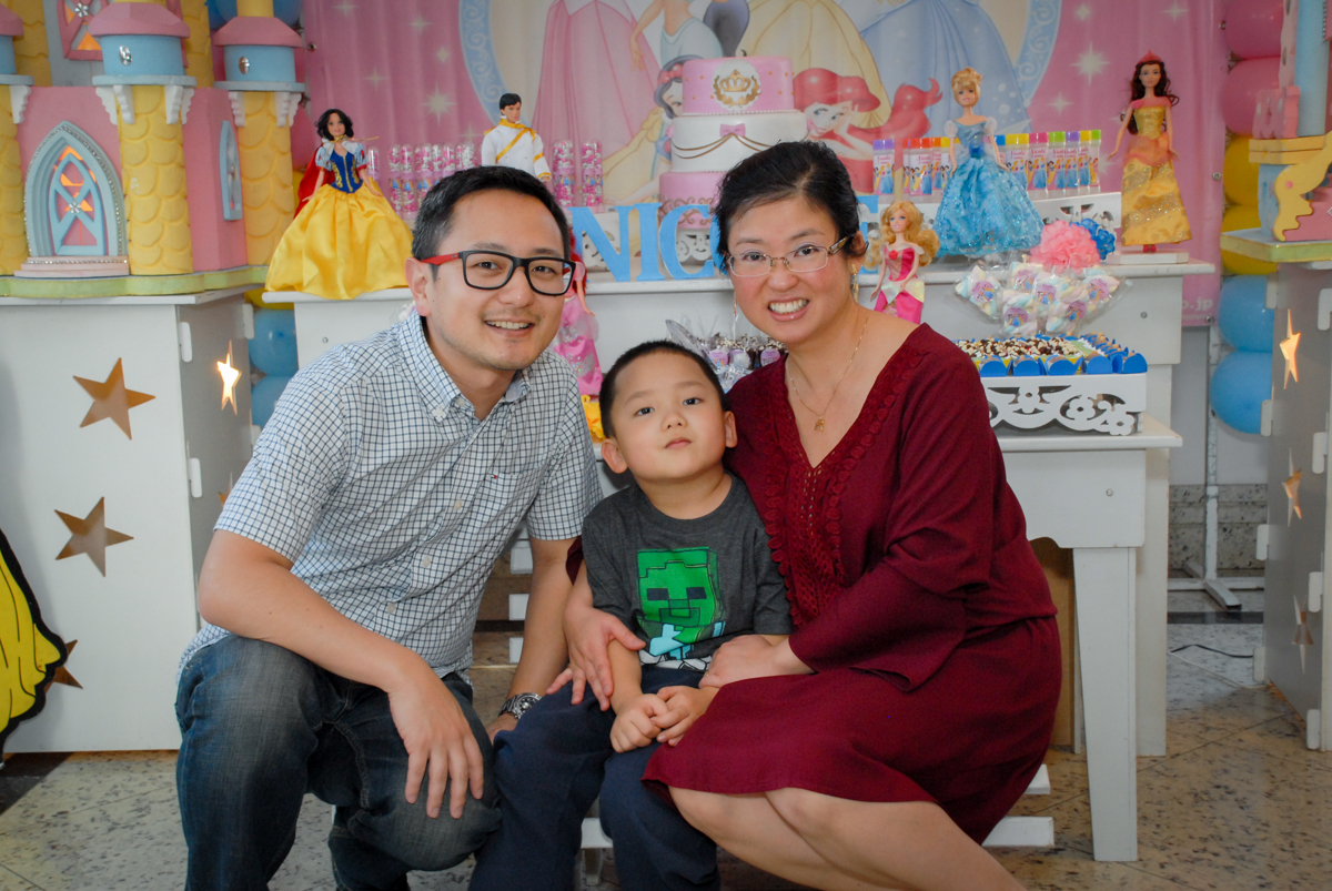 família feliz na festa no condominio vila mariana aniversario de nicole 3 aninhos tema da festa princesas