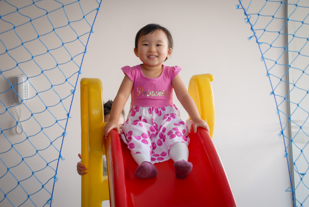 brincando no escorregador no condominio vila mariana aniversario de nicole 3 aninhos tema da festa princesas