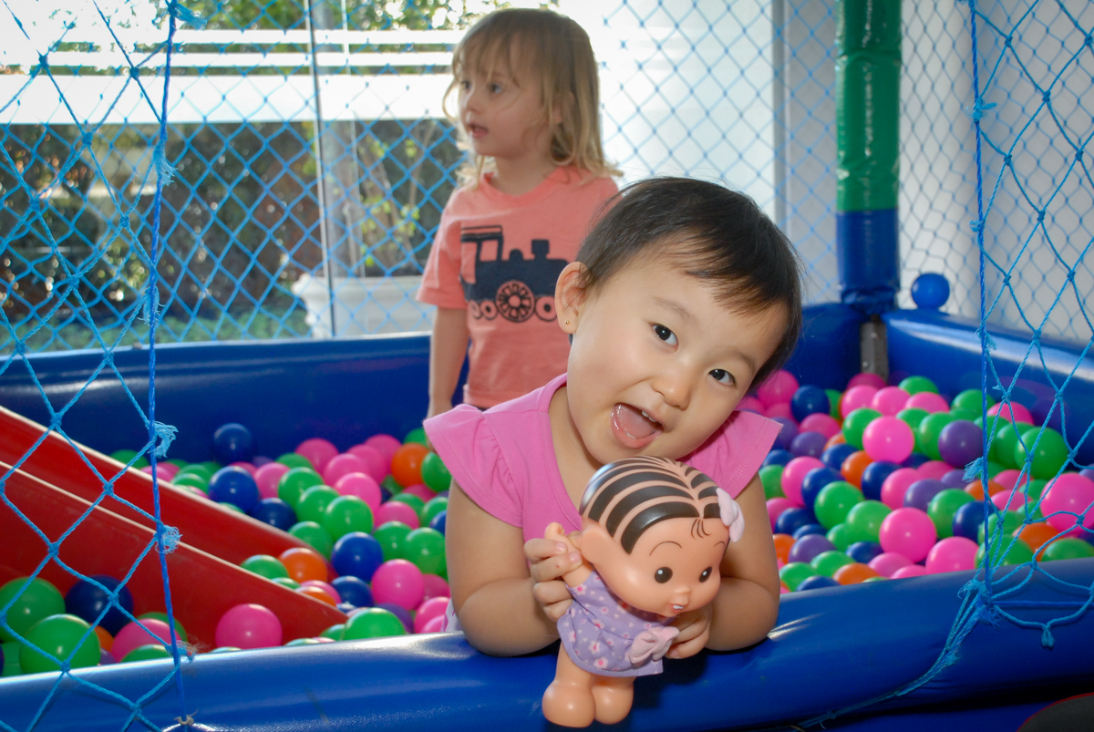 brincando cm a amiga na piscina de bolinas no condominio vila mariana aniversario de nicole 3 aninhos tema da festa princesas