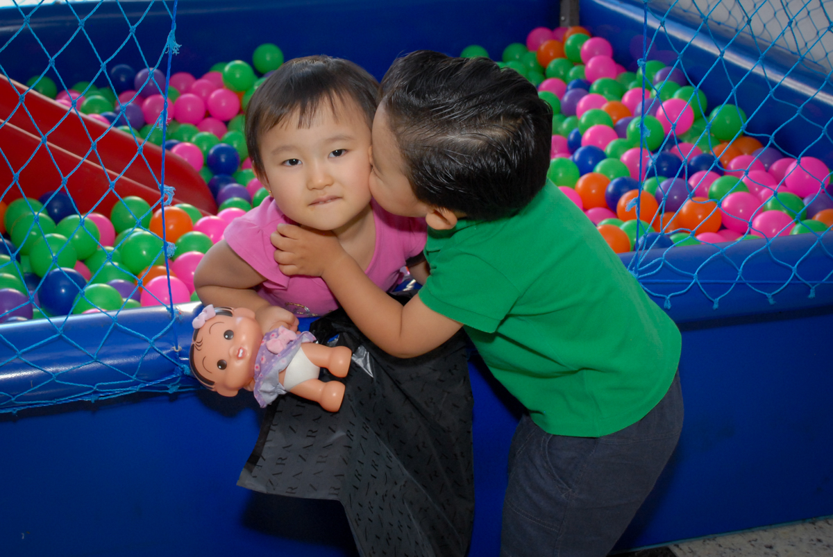 cumprimento do amigo com beijinho no condominio vila mariana aniversario de nicole 3 aninhos tema da festa princesas