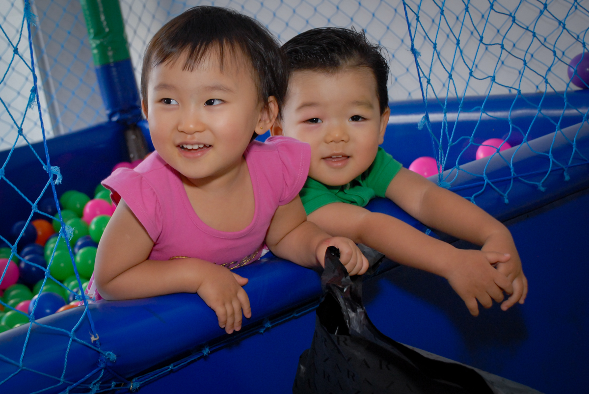 felizes brincando na piscina de bolinhas no condominio vila mariana aniversario de nicole 3 aninhos tema da festa princesas