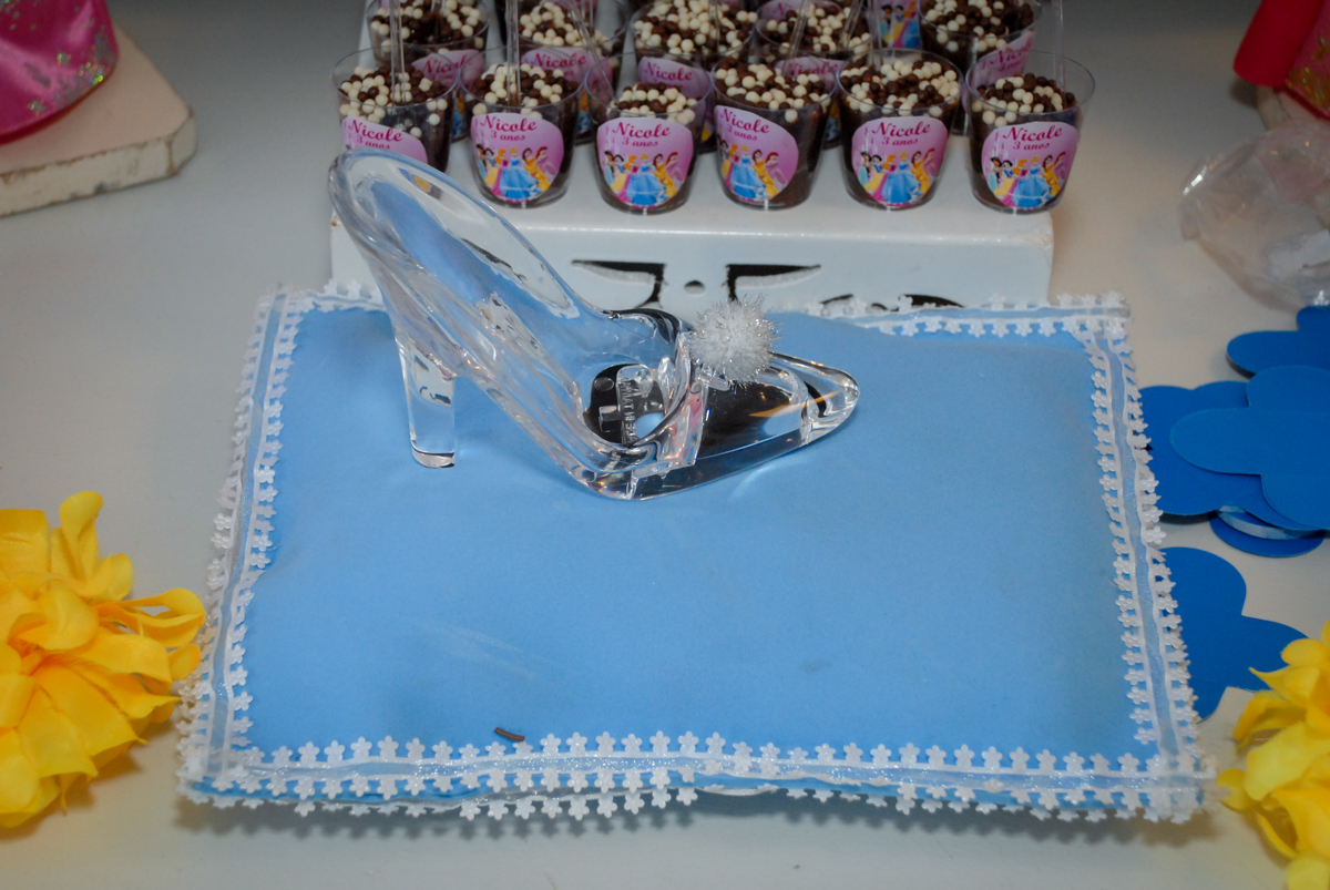 detalhe da mesa decorada no condominio vila mariana aniversario de nicole 3 aninhos tema da festa princesas