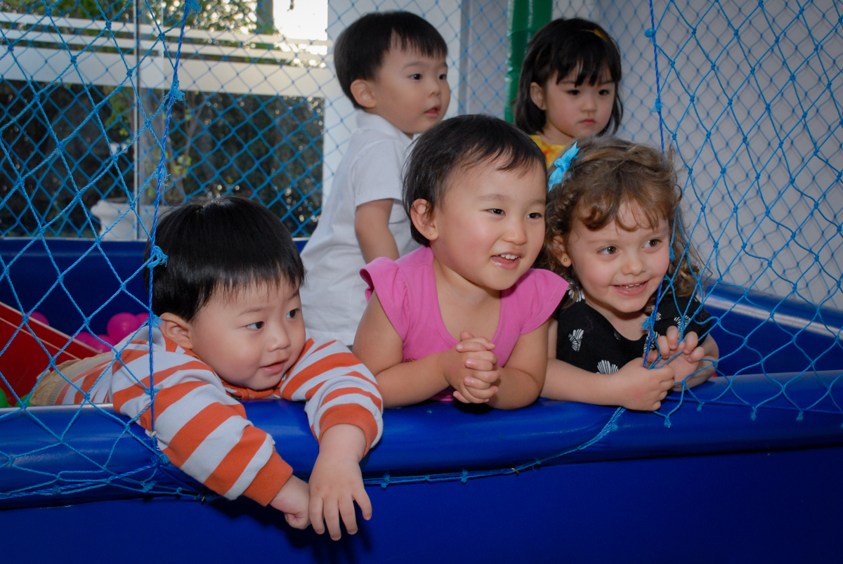criançada brincam com os animadores da festa no condominio vila mariana aniversario de nicole 3 aninhos tema da festa princesas