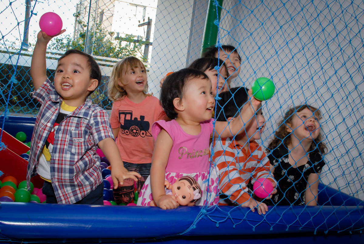 bagunça na piscina de bolinha no condominio vila mariana aniversario de nicole 3 aninhos tema da festa princesas