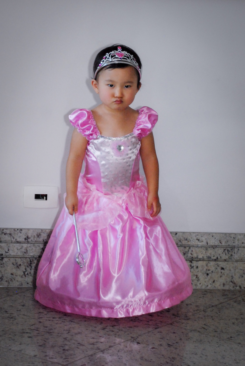 se preparando para o parabéns no condominio vila mariana aniversario de nicole 3 aninhos tema da festa princesas