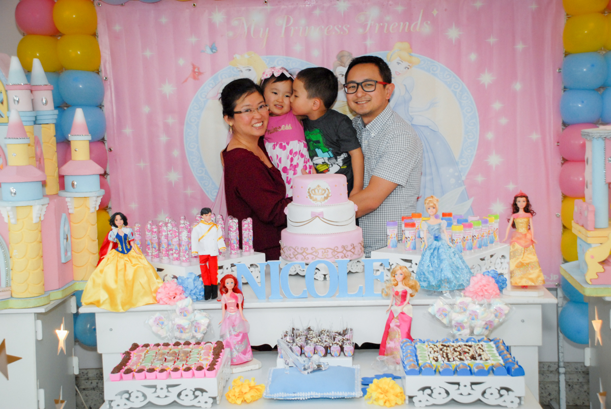 fotografia da famili no condominio vila mariana aniversario de nicole 3 aninhos tema da festa princesas