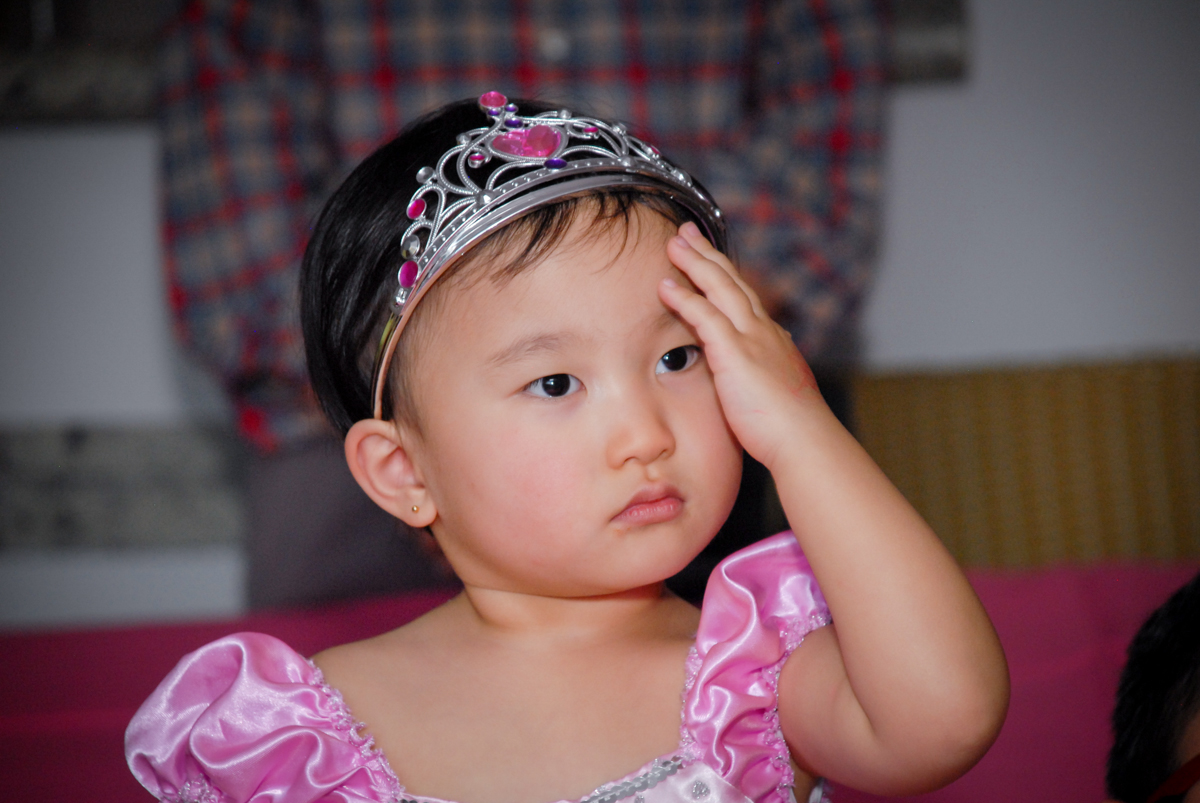 pose para a foto da aniversariante no condominio vila mariana aniversario de nicole 3 aninhos tema da festa princesas