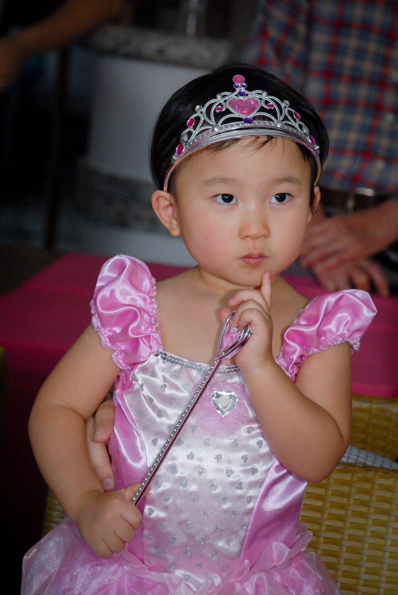vestida de princesa para o parabéns no condominio vila mariana aniversario de nicole 3 aninhos tema da festa princesas