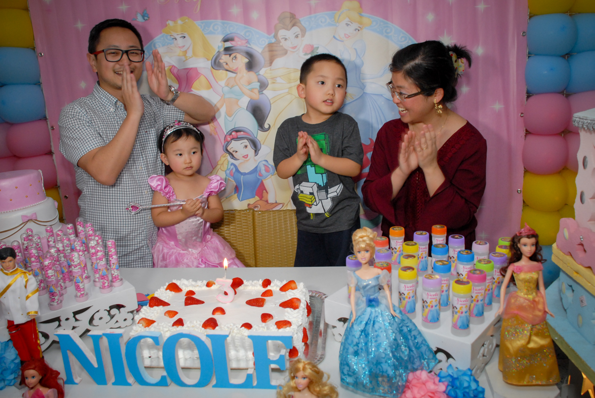 hora de cantar o parabéns no condominio vila mariana aniversario de nicole 3 aninhos tema da festa princesas