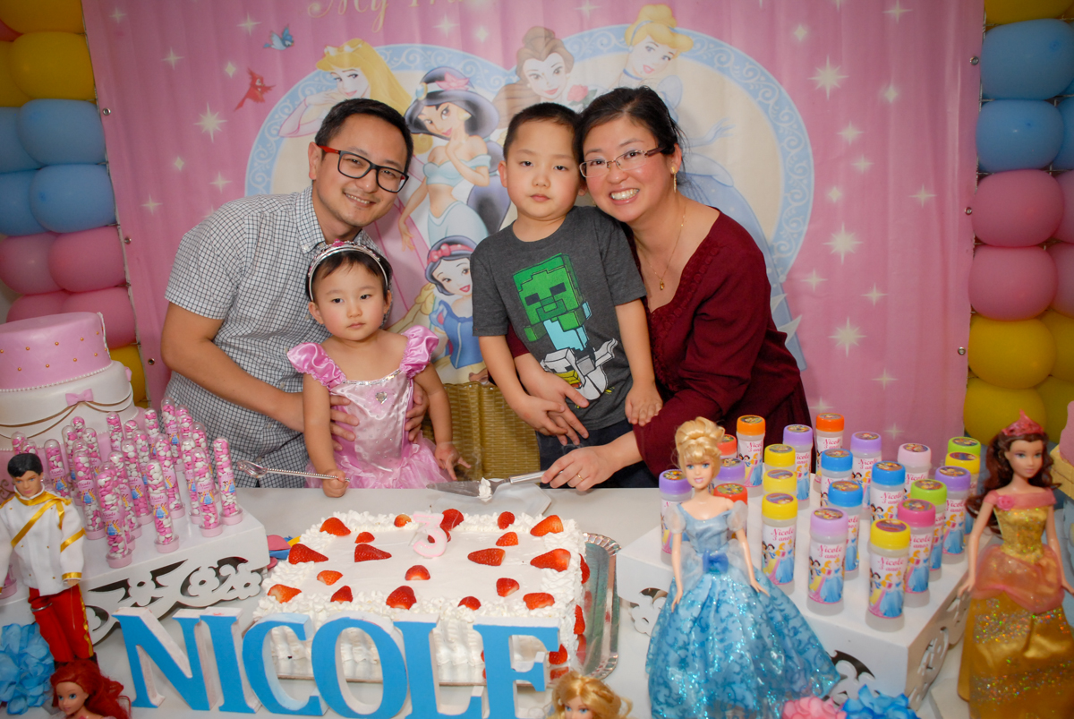 familia na mesa do bolo no condominio vila mariana aniversario de nicole 3 aninhos tema da festa princesas