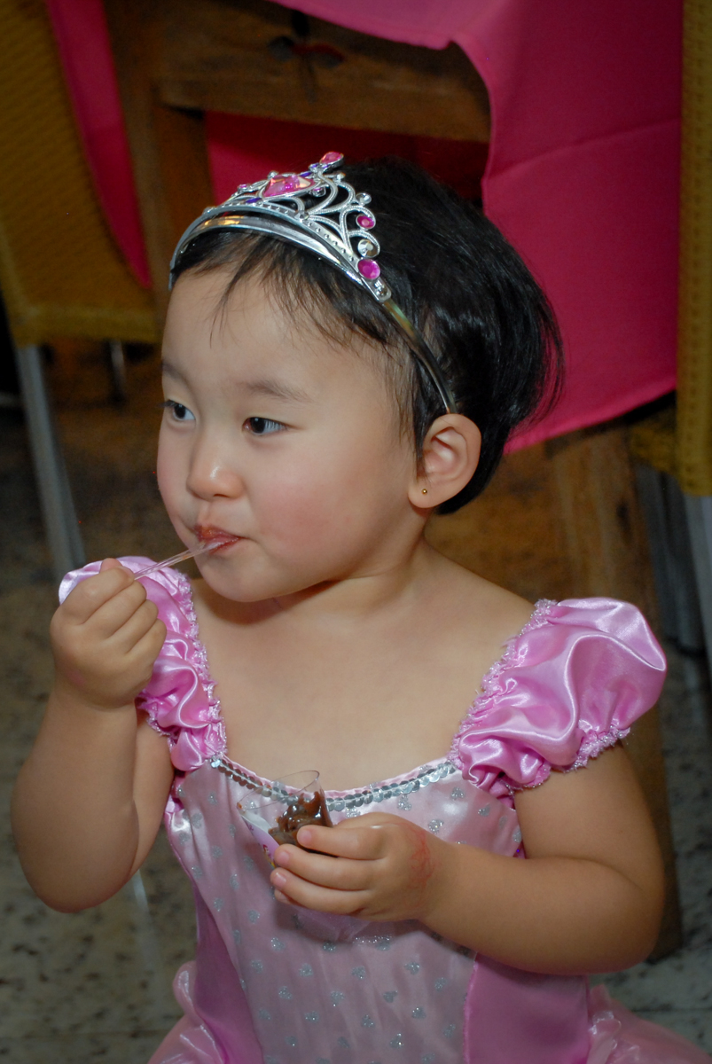 comendo docinho da festa no condominio vila mariana aniversario de nicole 3 aninhos tema da festa princesas