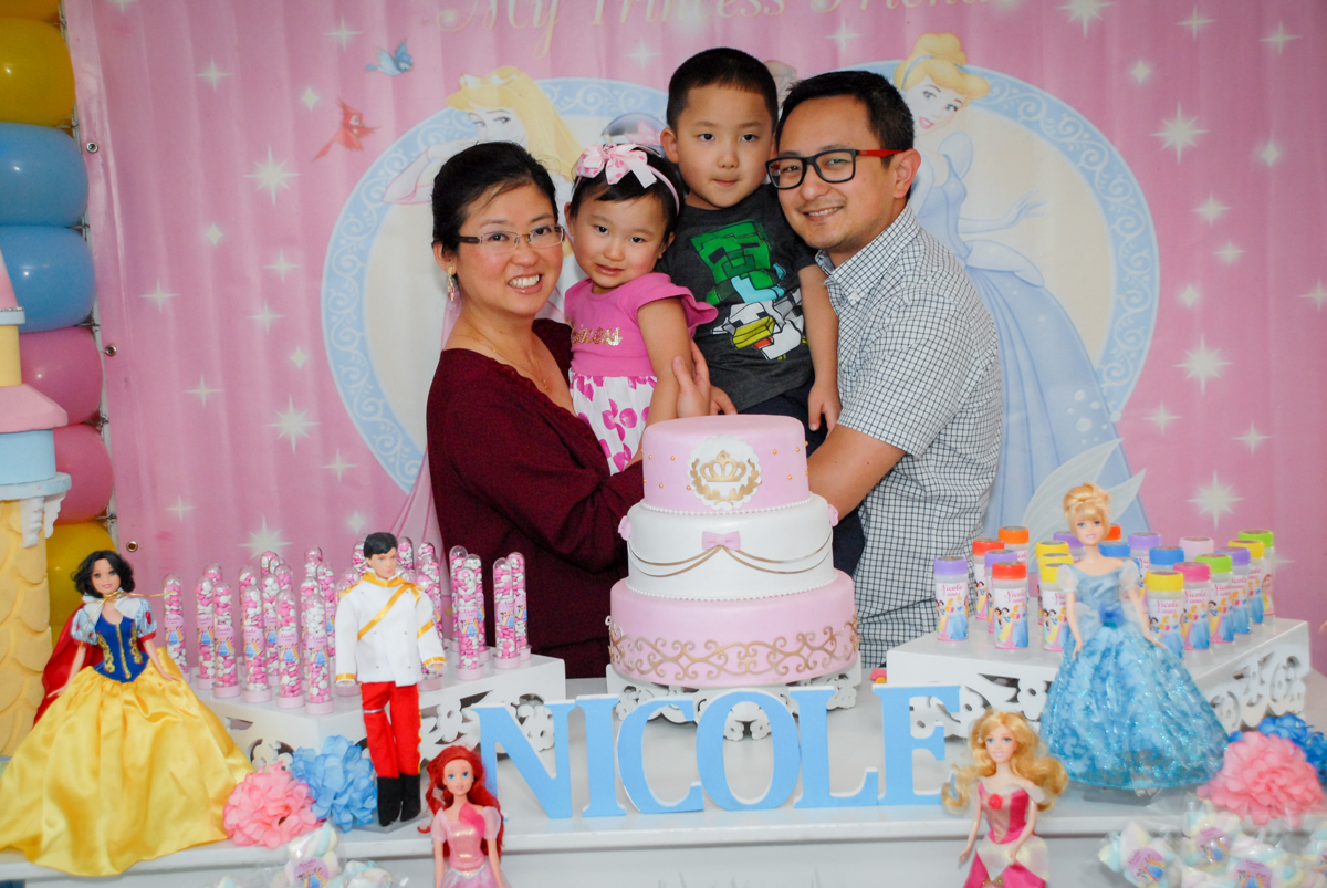 familia posa para a foto no condominio vila mariana aniversario de nicole 3 aninhos tema da festa princesas
