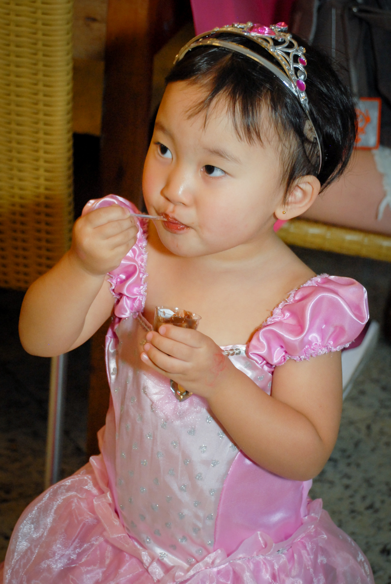 final da festa comendo doce no condominio vila mariana aniversario de nicole 3 aninhos tema da festa princesas