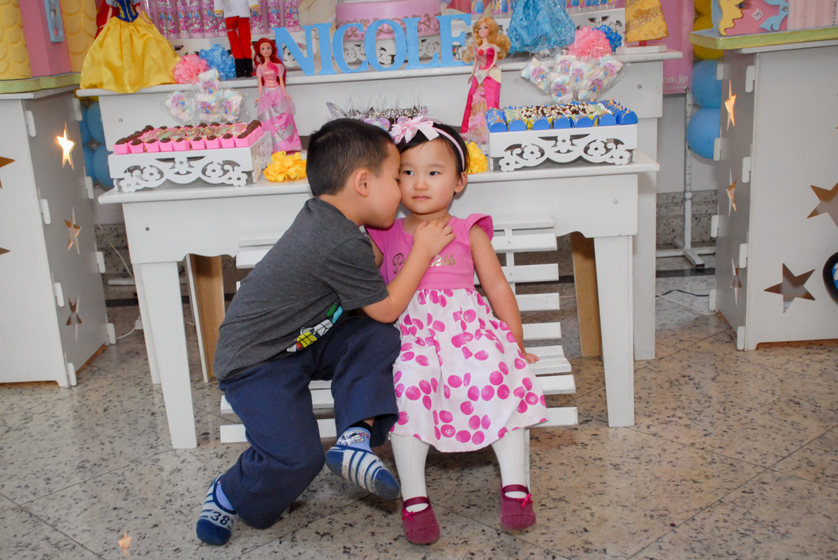 foto dos irmãos no condominio vila mariana aniversario de nicole 3 aninhos tema da festa princesas