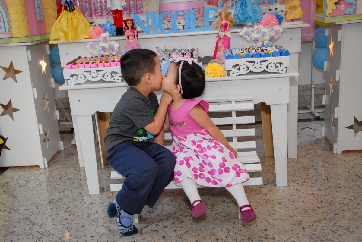 beijo gostoso do irmão no condominio vila mariana aniversario de nicole 3 aninhos tema da festa princesas