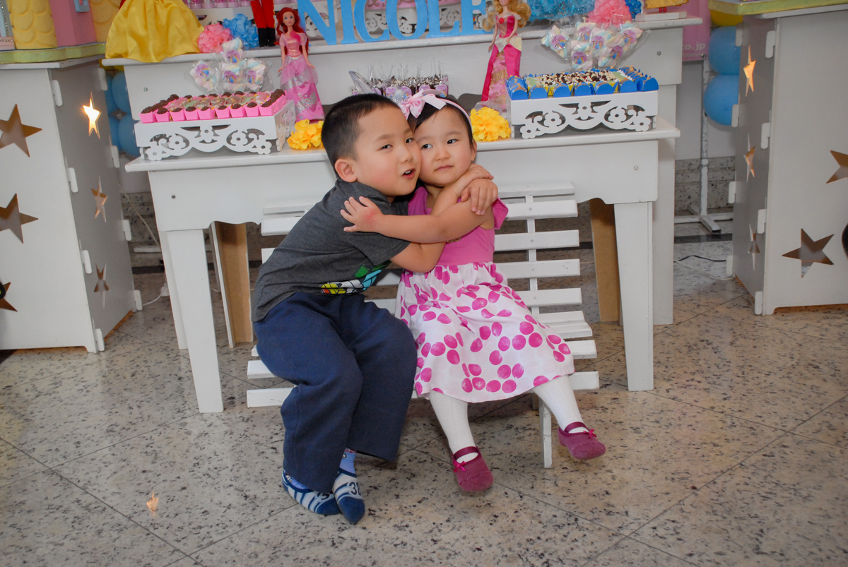 abraço gostoso dos irmãos no condominio vila mariana aniversario de nicole 3 aninhos tema da festa princesas