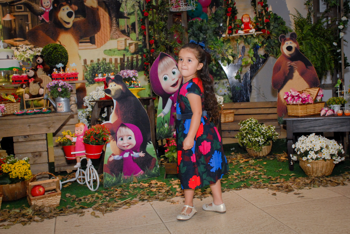 aniversariante posa para a foto no buffet villa 18 alphaville, sao paulo, aniversario de valentina 4 anos tema da festa masha e o urso