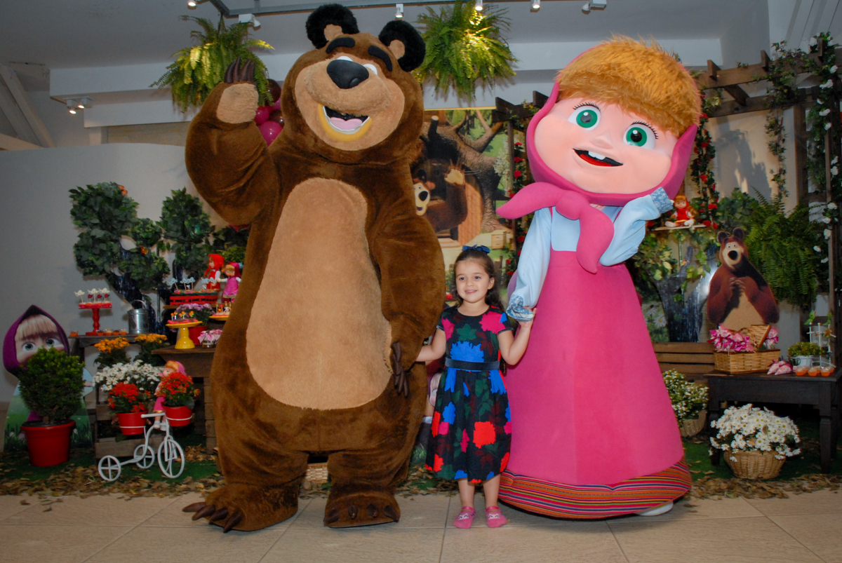 foto com os personagens no buffet villa 18 alphaville, sao paulo, aniversario de valentina 4 anos tema da festa masha e o urso