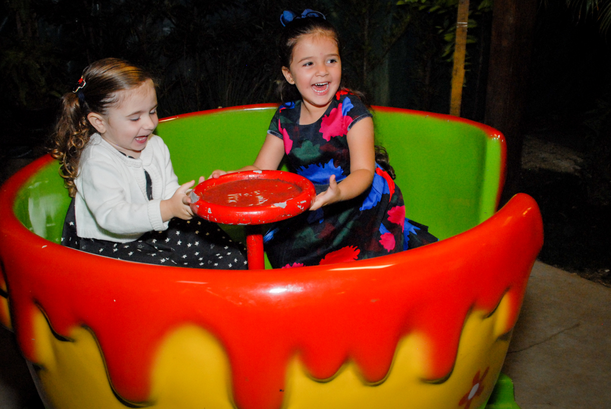 muita alegria no brinquedo da xicara no buffet villa 18 alphaville, sao paulo, aniversario de valentina 4 anos tema da festa masha e o urso