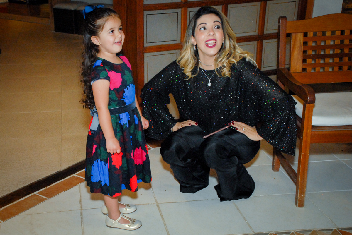 recepcionando os personagens no buffet villa 18 alphaville, sao paulo, aniversario de valentina 4 anos tema da festa masha e o urso