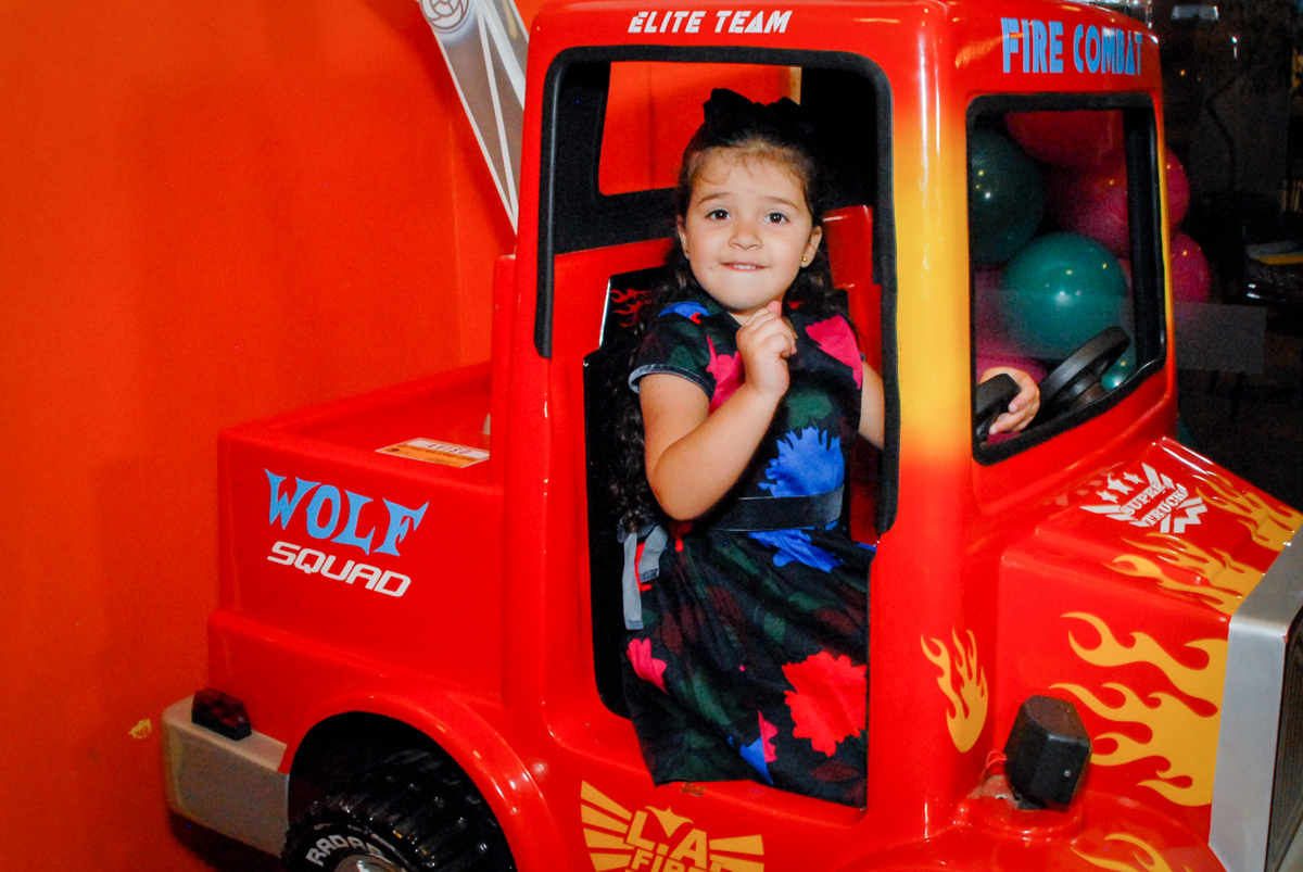 brincando no carrinho no buffet villa 18 alphaville, sao paulo, aniversario de valentina 4 anos tema da festa masha e o urso