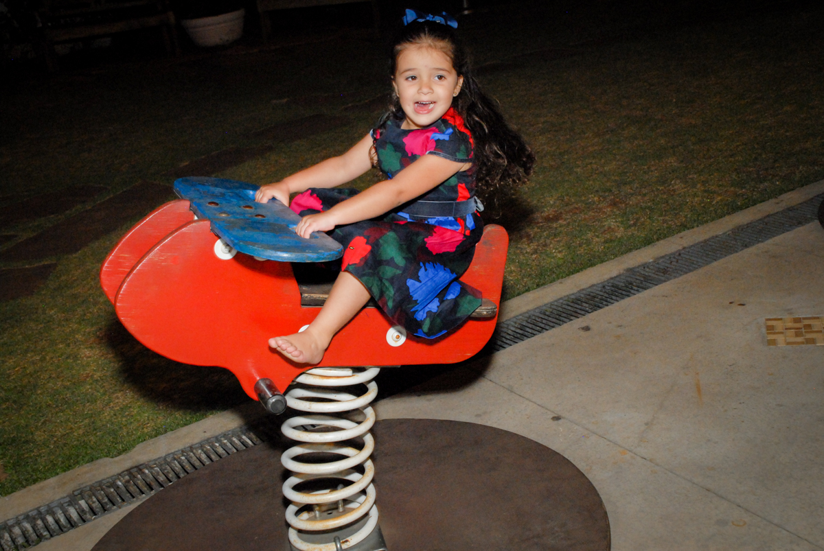 divertido esse avião de mola no buffet villa 18 alphaville, sao paulo, aniversario de valentina 4 anos tema da festa masha e o urso