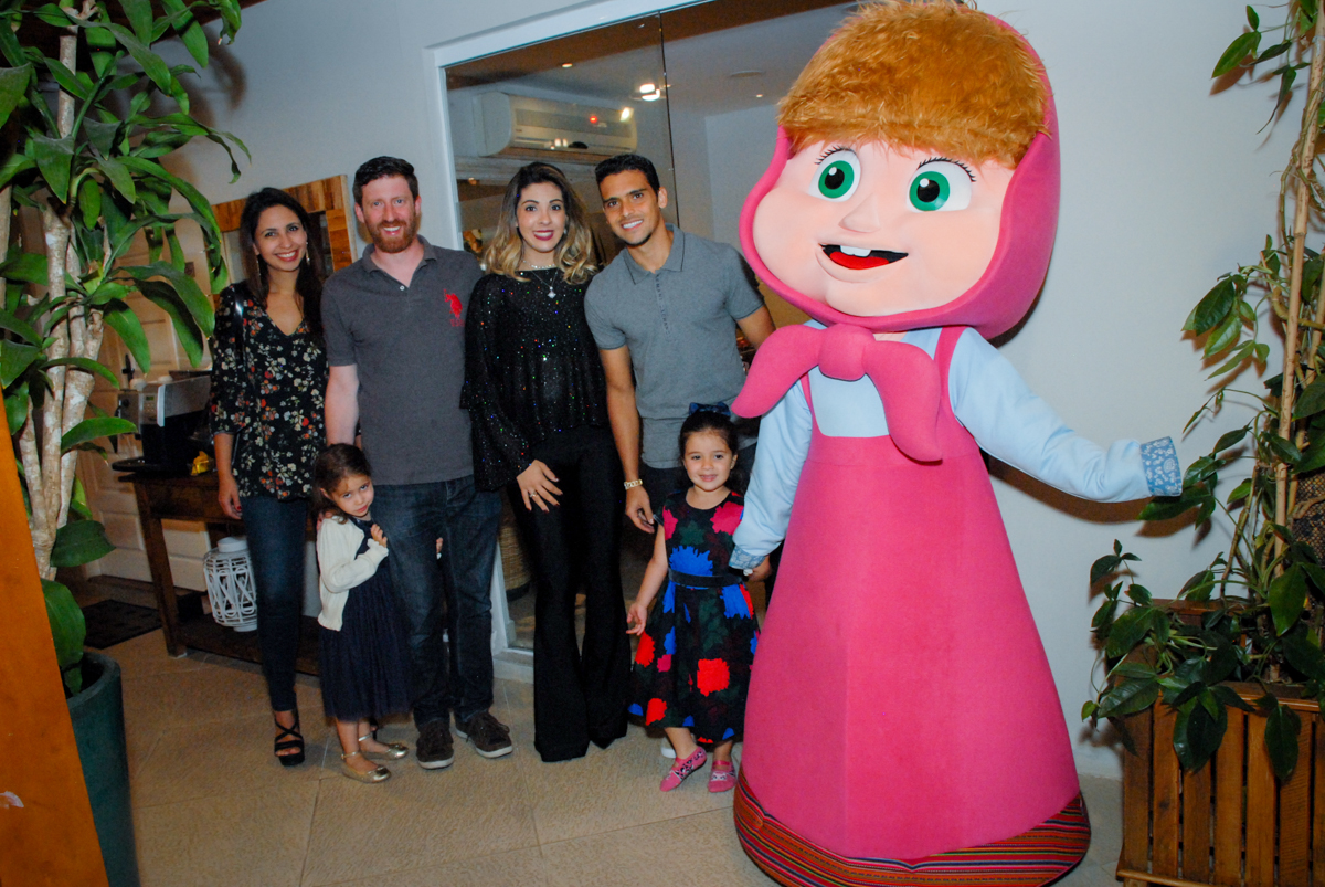 fotografia da família com os personagens no buffet villa 18 alphaville, sao paulo, aniversario de valentina 4 anos tema da festa masha e o urso