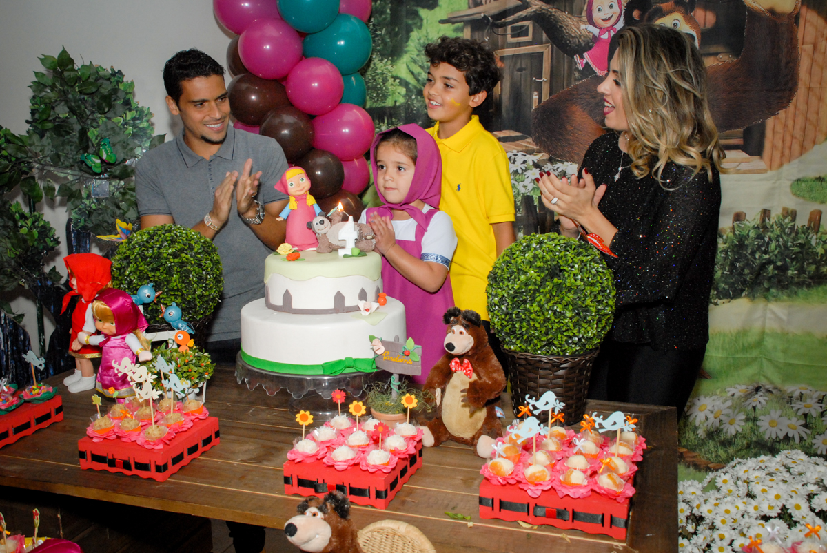 cantando parabéns no buffet villa 18 alphaville, sao paulo, aniversario de valentina 4 anos tema da festa masha e o urso