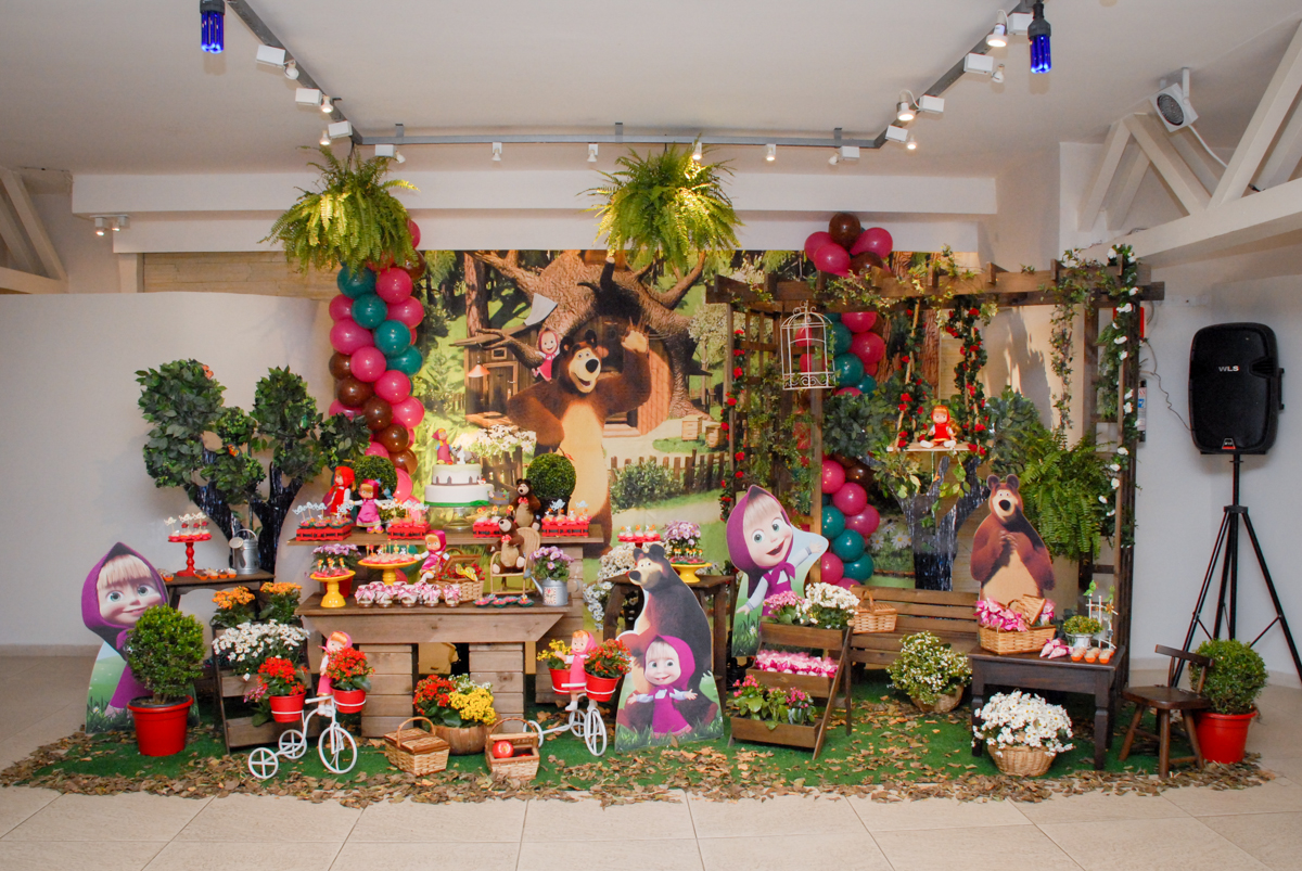 mesa decorada no buffet villa 18 alphaville, sao paulo, aniversario de valentina 4 anos tema da festa masha e o urso