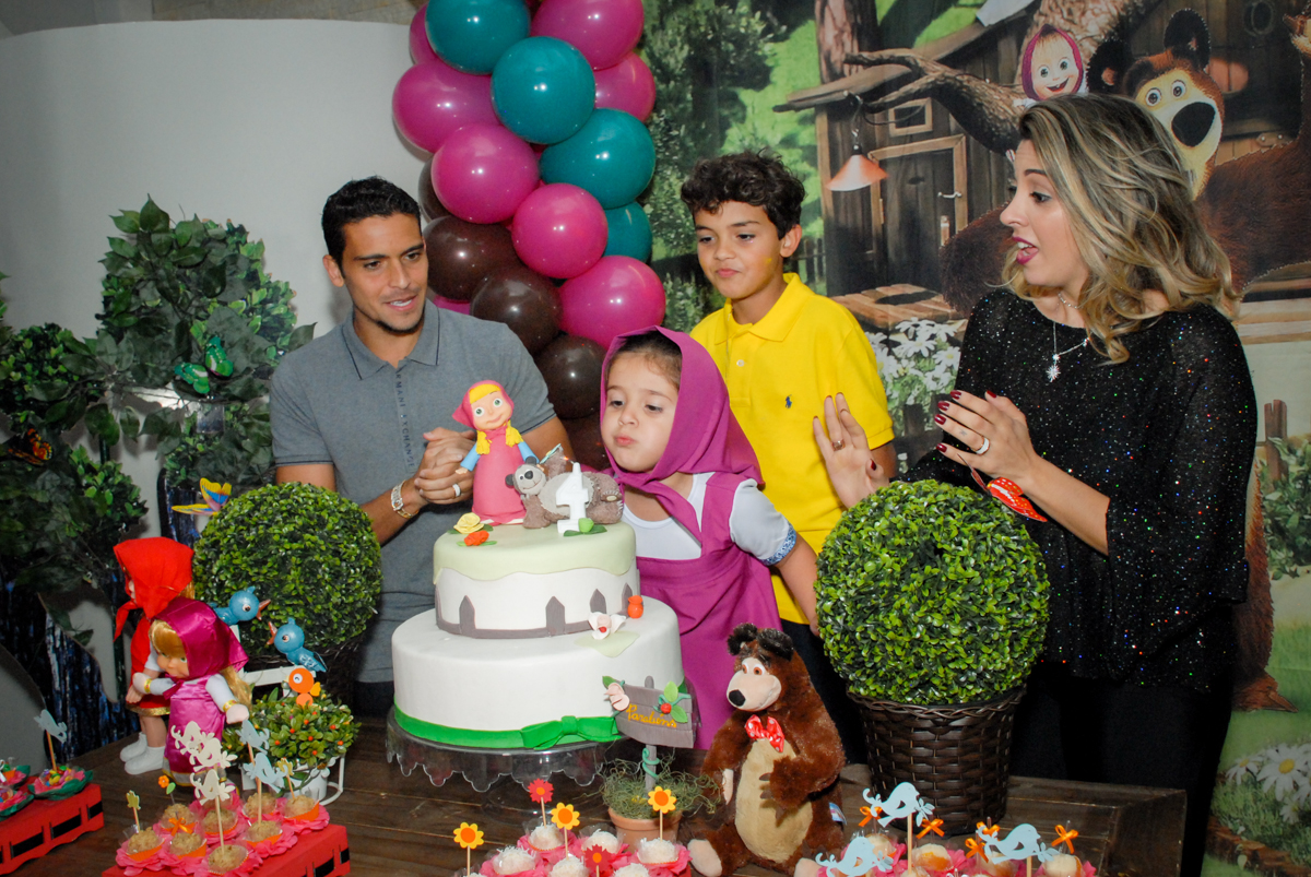 soprando a vela do bolo no buffet villa 18 alphaville, sao paulo, aniversario de valentina 4 anos tema da festa masha e o urso