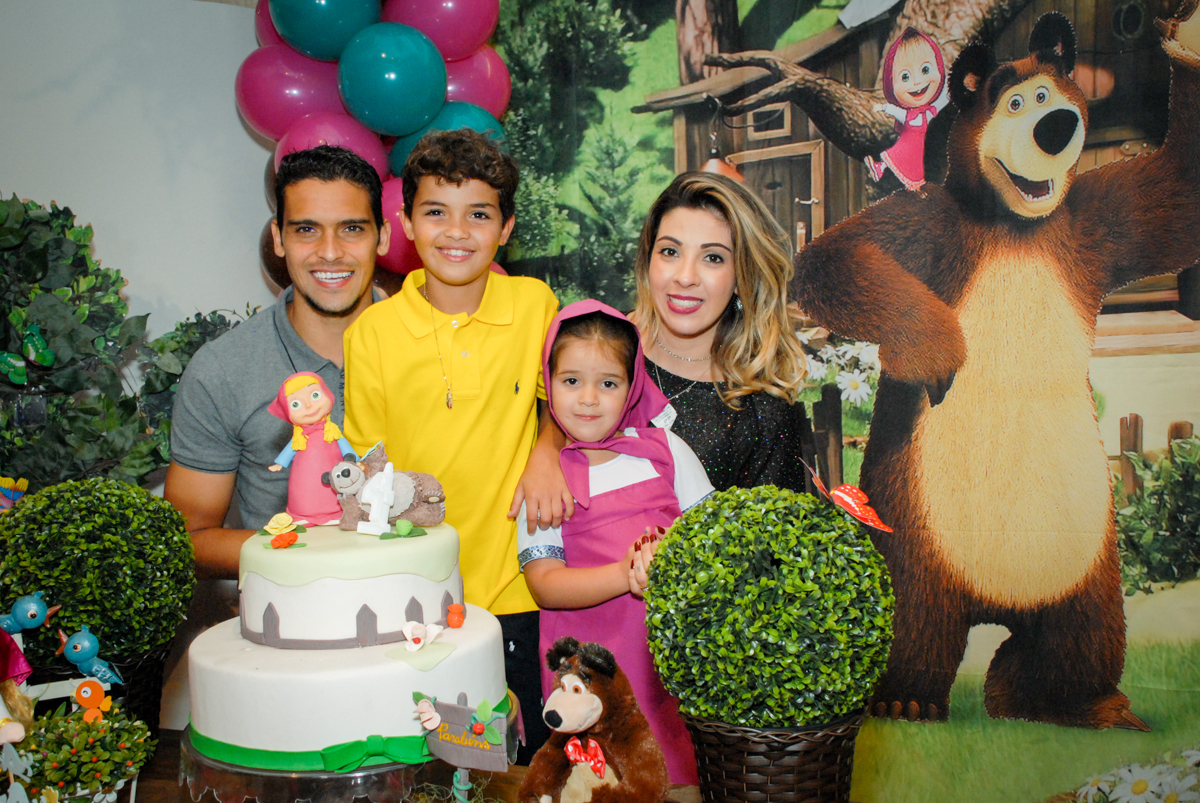 família posa para a foto no buffet villa 18 alphaville, sao paulo, aniversario de valentina 4 anos tema da festa masha e o urso