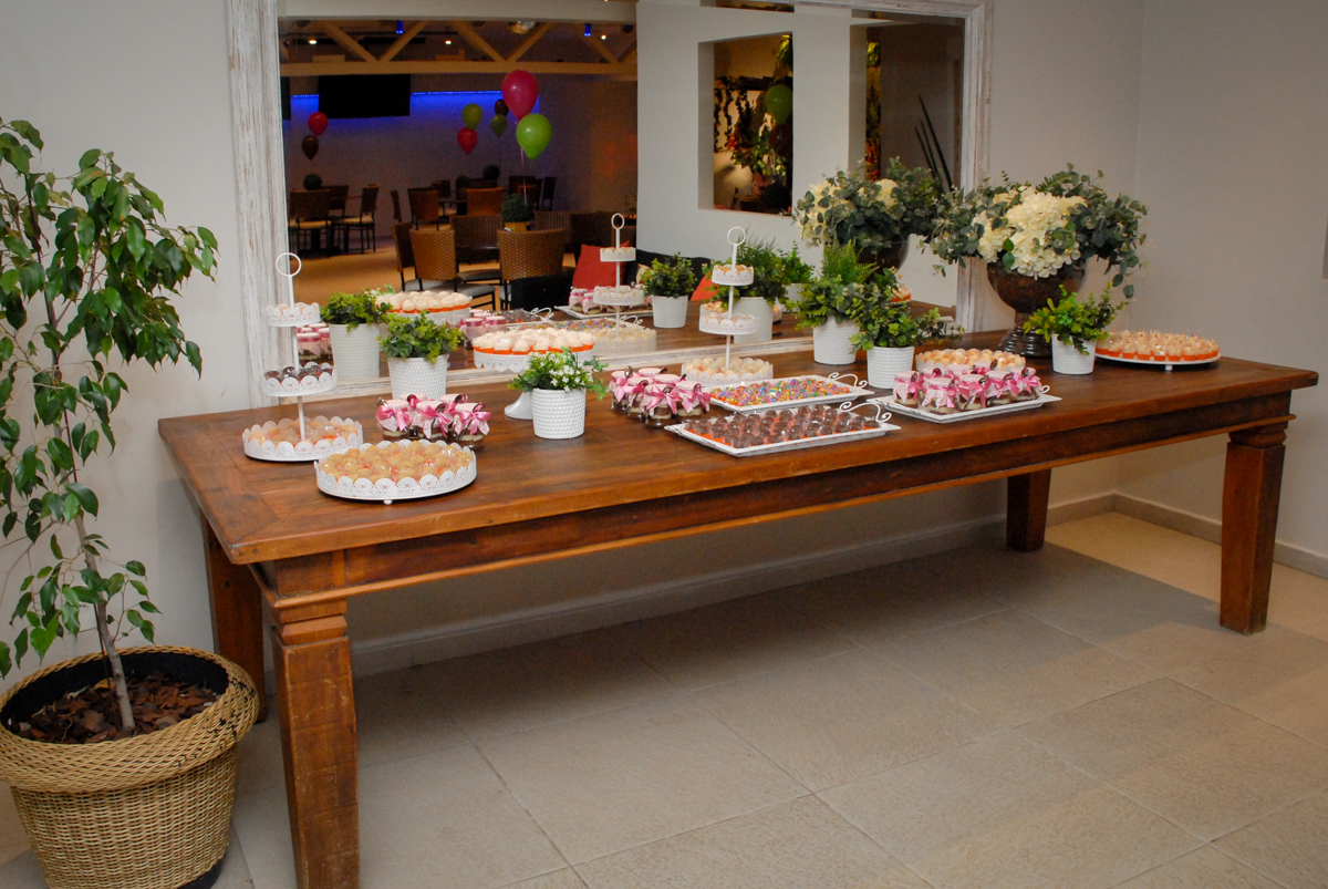 mesa de doce no buffet villa 18 alphaville, sao paulo, aniversario de valentina 4 anos tema da festa masha e o urso