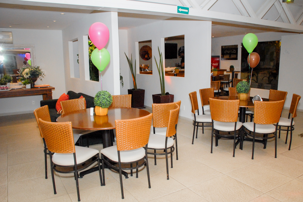 salão decorado com bexigas no buffet villa 18 alphaville, sao paulo, aniversario de valentina 4 anos tema da festa masha e o urso