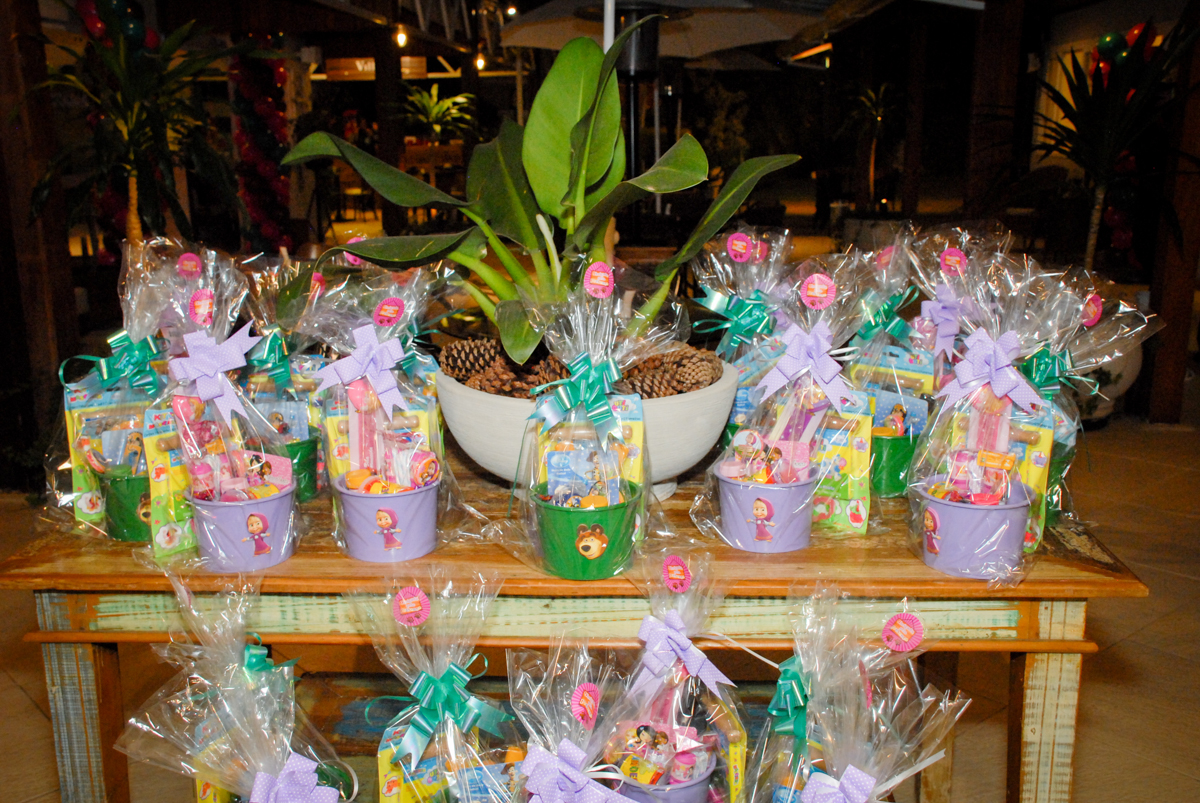 lembrancinhas da festa no buffet villa 18 alphaville, sao paulo, aniversario de valentina 4 anos tema da festa masha e o urso