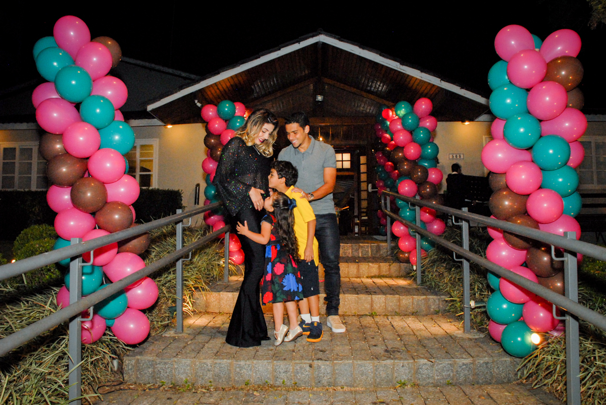 fotografia da familia em frente ao buffet villa 18 alphaville, sao paulo, aniversario de valentina 4 anos tema da festa masha e o urso