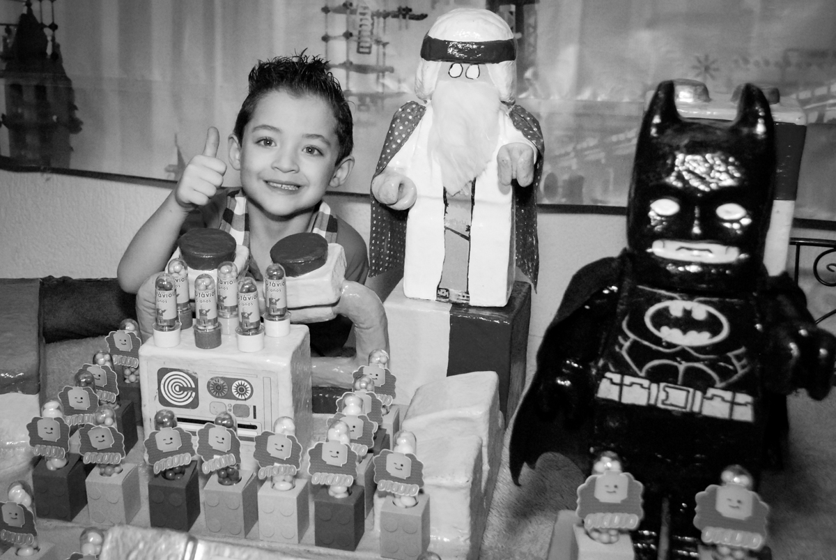 posando para a foto no Buffet Fábrica da Alegria, Morumbi, São Paulo, aniversário de Otávio 5 anos, tema da festa lego super heróis