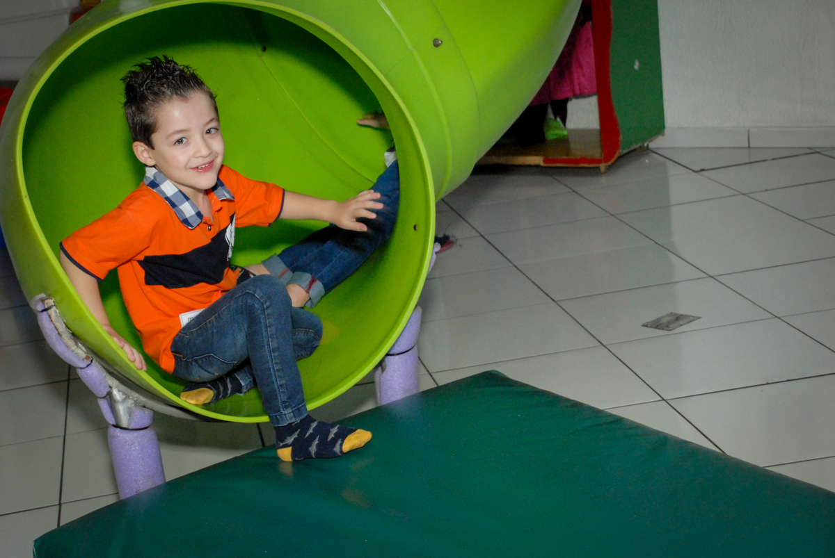 brincando no escorregador noBuffet Fábrica da Alegria, Morumbi, São Paulo, aniversário de Otávio 5 anos, tema da festa lego super heróis