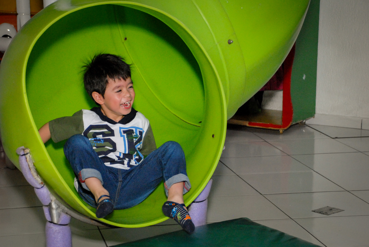 bagunça no brinquedão no Buffet Fábrica da Alegria, Morumbi, São Paulo, aniversário de Otávio 5 anos, tema da festa lego super heróis