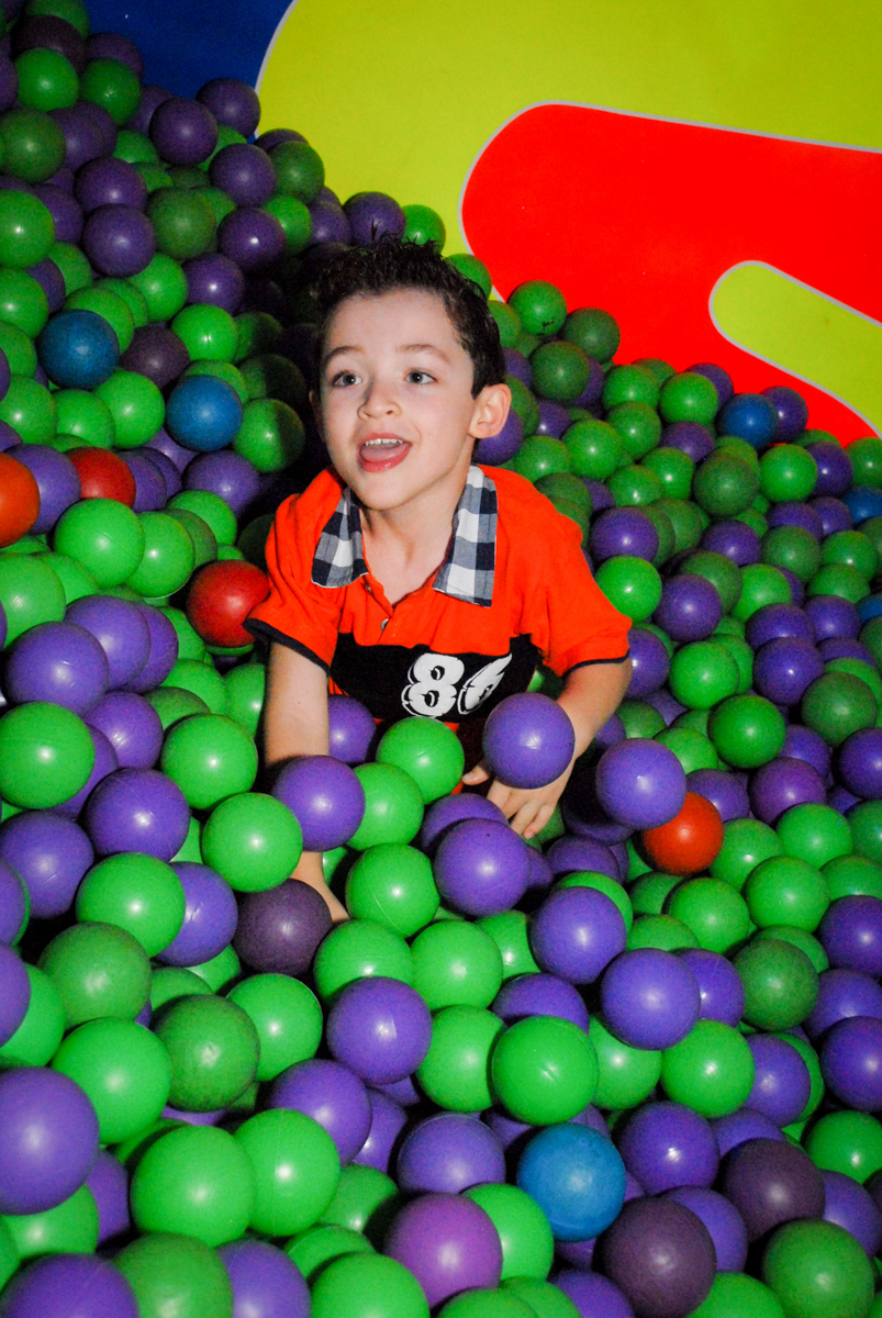 caindo na piscina de bolinhas no Buffet Fábrica da Alegria, Morumbi, São Paulo, aniversário de Otávio 5 anos, tema da festa lego super heróis