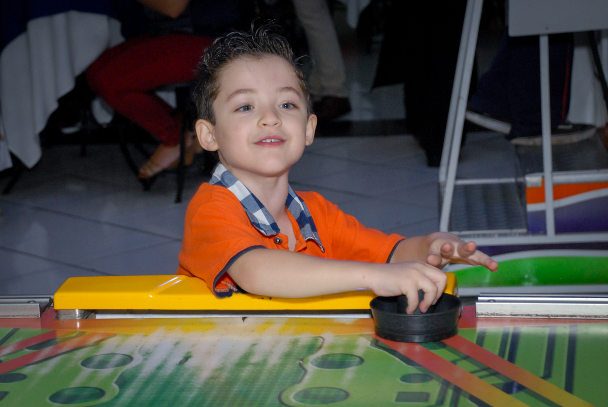 fazendo gol no adversário no Buffet Fábrica da Alegria, Morumbi, São Paulo, aniversário de Otávio 5 anos, tema da festa lego super heróis