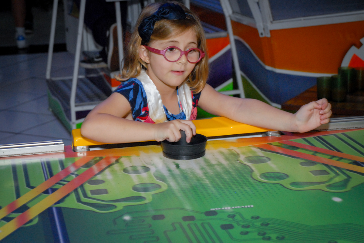 convidada brincando no futebol de mesa no Buffet Fábrica da Alegria, Morumbi, São Paulo, aniversário de Otávio 5 anos, tema da festa lego super heróis