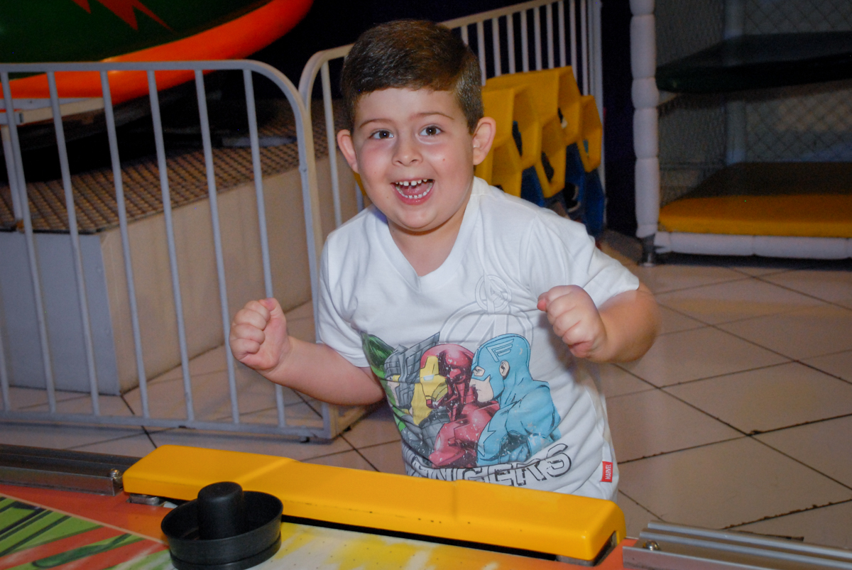 comemorando gol no Buffet Fábrica da Alegria, Morumbi, São Paulo, aniversário de Otávio 5 anos, tema da festa lego super heróis