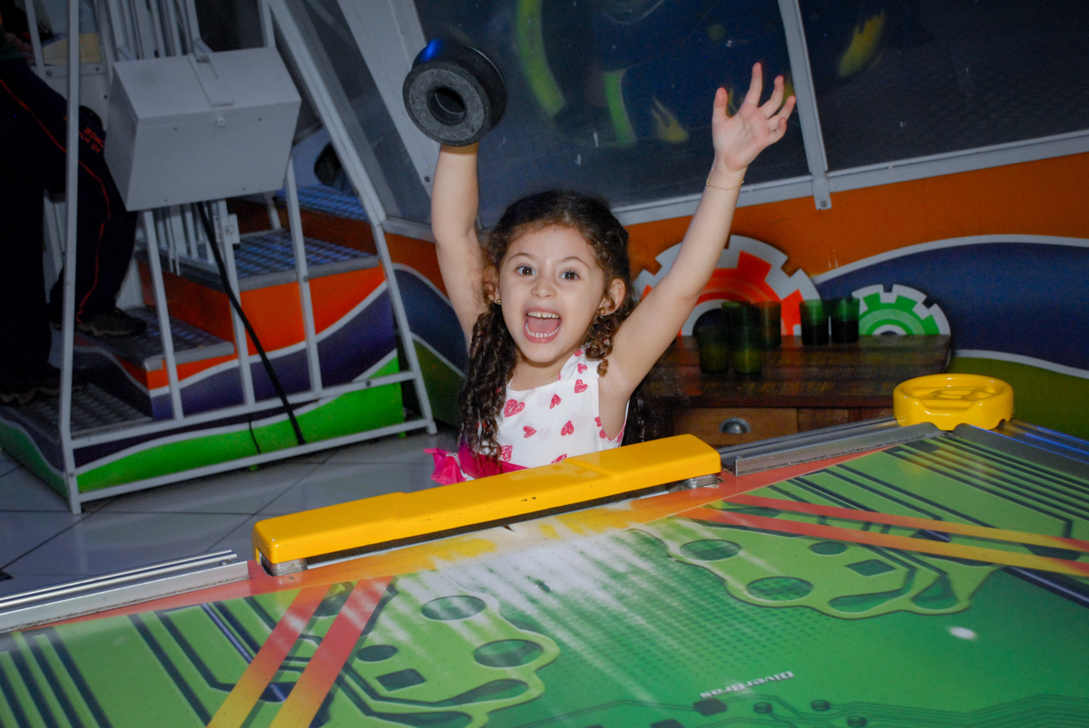 muita alegria ao  fazer gol no Buffet Fábrica da Alegria, Morumbi, São Paulo, aniversário de Otávio 5 anos, tema da festa lego super heróis