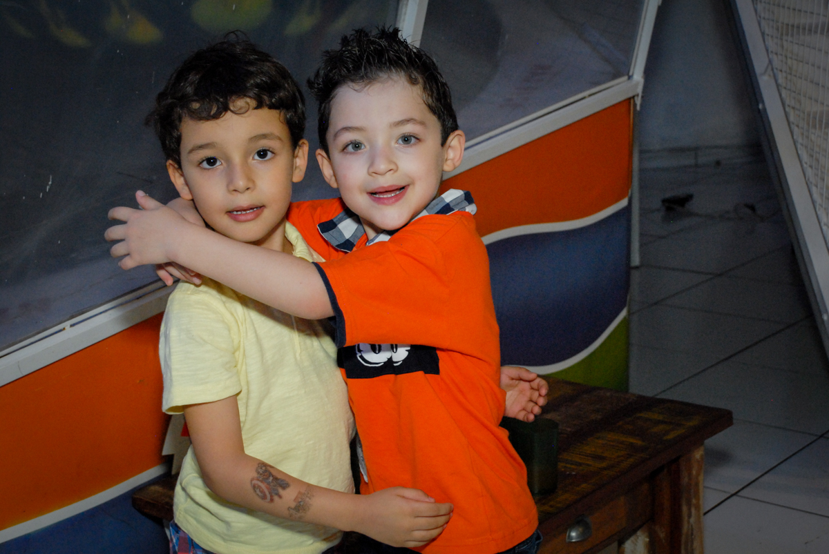 abraço no amigo no Buffet Fábrica da Alegria, Morumbi, São Paulo, aniversário de Otávio 5 anos, tema da festa lego super heróis