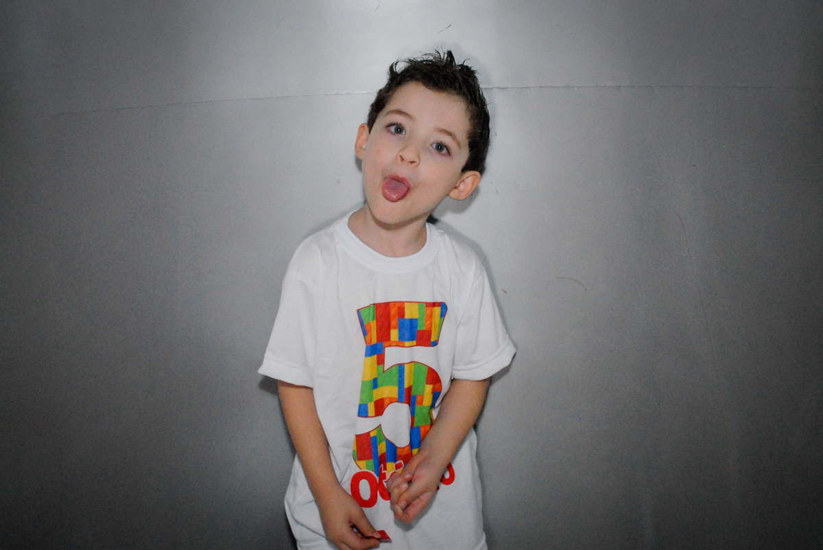 fazendo careta para a foto no Buffet Fábrica da Alegria, Morumbi, São Paulo, aniversário de Otávio 5 anos, tema da festa lego super heróis