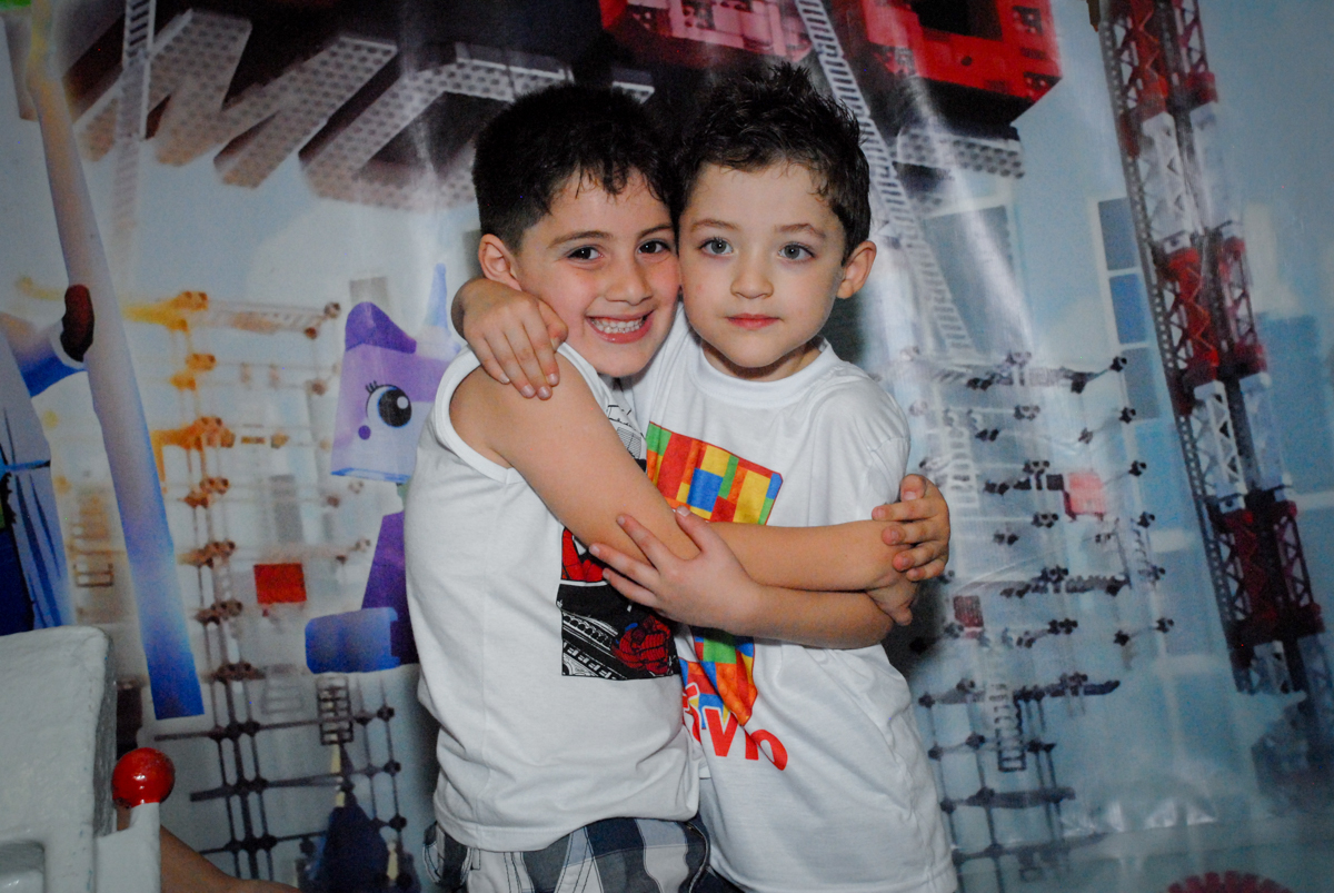 final da festa com abraços no Buffet Fábrica da Alegria, Morumbi, São Paulo, aniversário de Otávio 5 anos, tema da festa lego super heróis