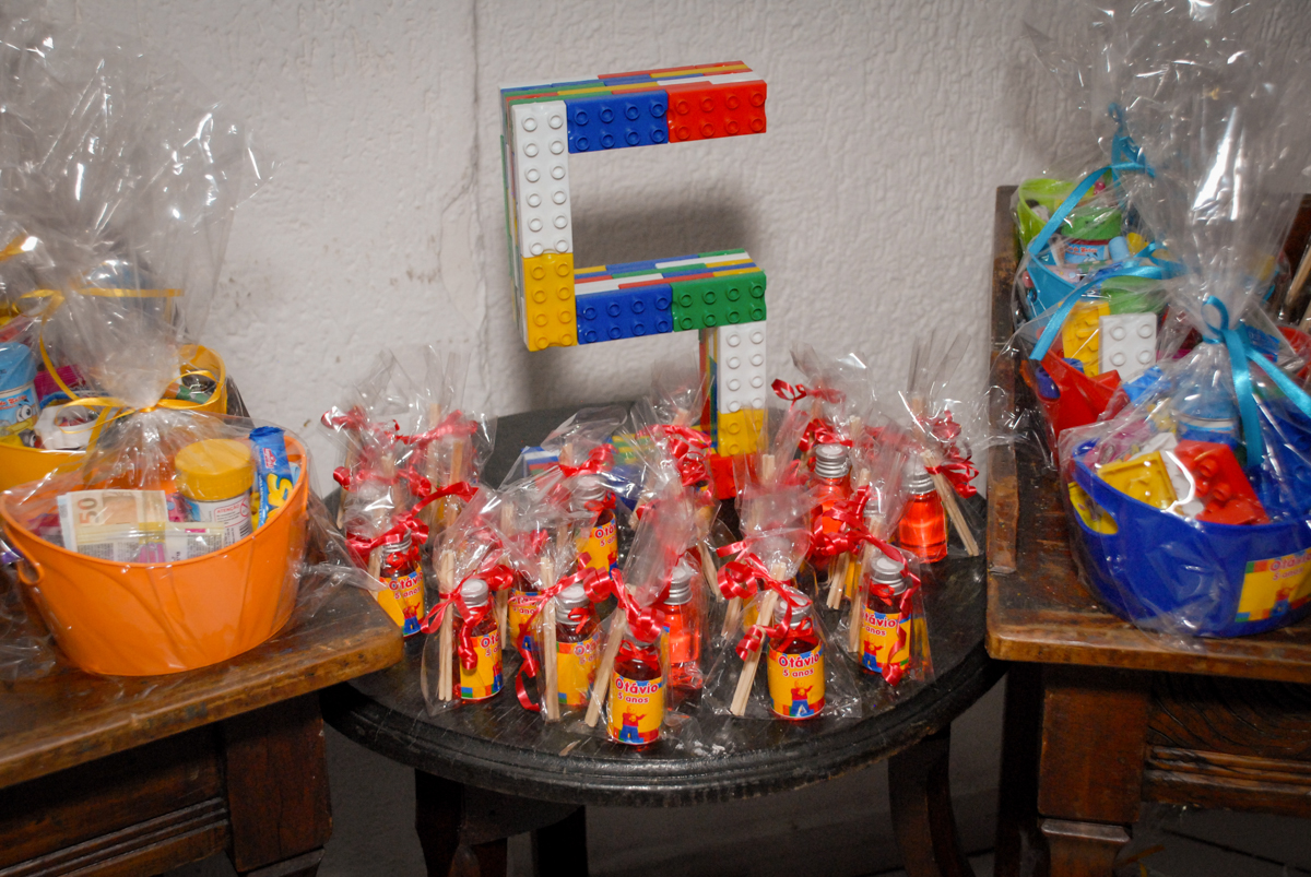 mesa de guloseimas no Buffet Fábrica da Alegria, Morumbi, São Paulo, aniversário de Otávio 5 anos, tema da festa lego super heróis