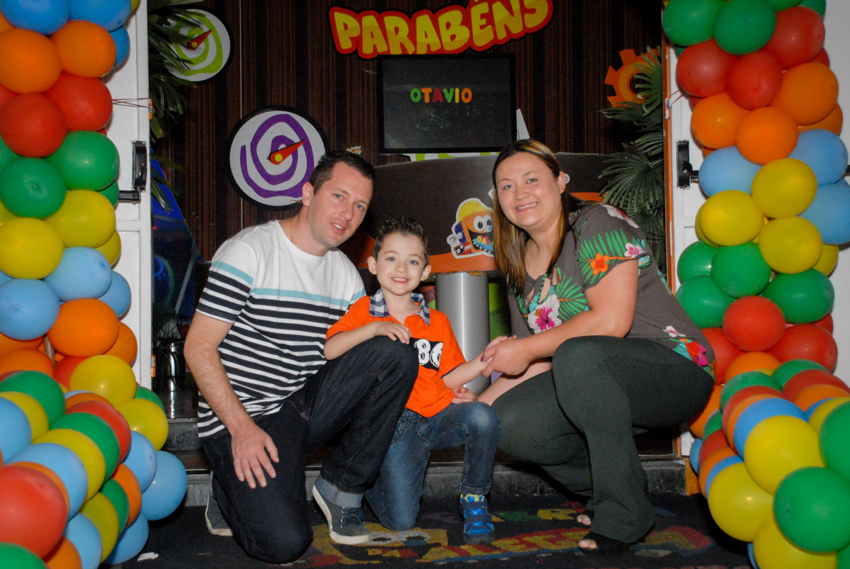 fotografiada família em baixo do arco de bexigas no Buffet Fábrica da Alegria, Morumbi, São Paulo, aniversário de Otávio 5 anos, tema da festa lego super heróis