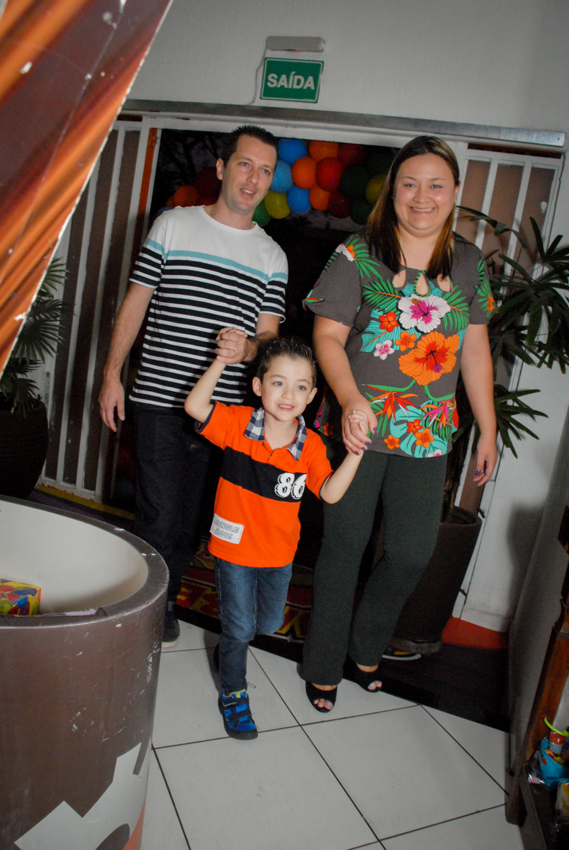 entrada da família no Buffet Fábrica da Alegria, Morumbi, São Paulo, aniversário de Otávio 5 anos, tema da festa lego super heróis
